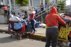 Caos en estación del Metro María Montez por comercio irregular