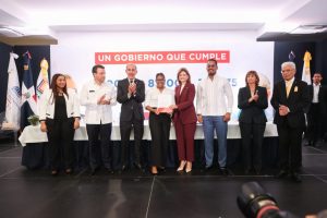 Entregan becas nacionales a miles de jóvenes meritorios