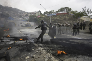 Gritos de fraude, protestas y cacerolazos en los barrios contra la proclamación de Maduro