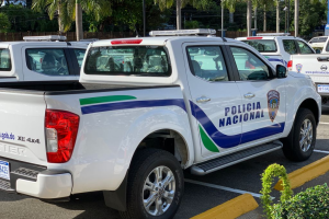 Denuncian abandono de camioneta de la PN en finca en Espaillat