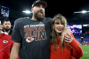 Aseguran Taylor Swift guarda un mechón de cabello de Travis Kelce