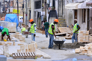 Masiva presencia de obreros haitianos en  construcción de hospital en Barahona