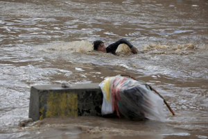 Al menos 33 muertos tras el derrumbe de una presa por las inundaciones en norte del Yemen