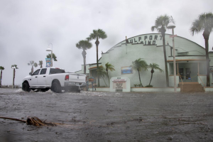 Debby llega a Florida como un huracán de categoría 1