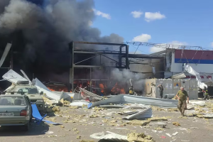 Bombardeo ruso mató al menos a diez personas en un supermercado de Donetsk