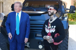 Anuel AA visita a Trump en su casa y llama de nuevo a votar por él