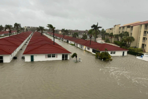 El huracán Helene se convierte en tormenta tropical y deja tres muertos