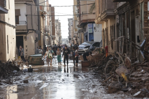 Servicios de emergencia de España continúan despejando escombros, lluvias e inundaciones disminuyen