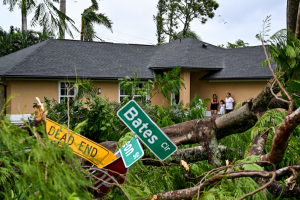 Qué es la marejada ciclónica inversa, la peligrosa trampa que dejó el huracán Milton en Florida