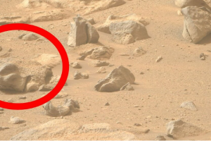 La NASA fotografió una roca con forma de un rostro humano en Marte