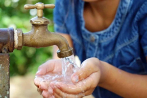 Residentes del barrio 27 de Febrero denuncian contaminación del agua potable