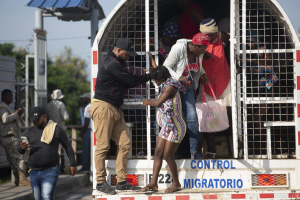 Califican de aberrante trato de Migración a haitianos que deciden abandonar RD